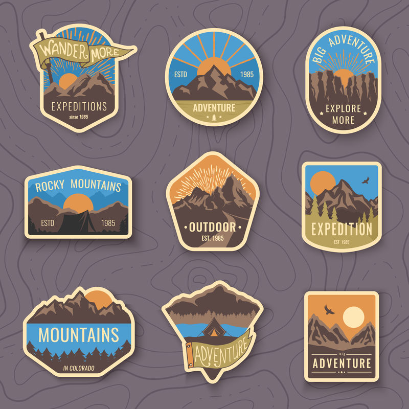 一套九座山的旅游标志野营户外探险标志徽章和标志贴片山地旅游徒步旅行复古风格的森林营地标签