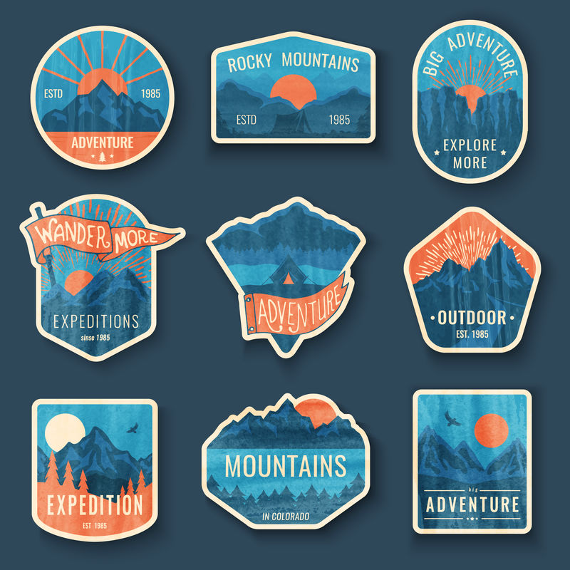 一套九个带有脏污纹理的山岳旅游标志野营户外探险标志徽章和标志贴片山地旅游徒步旅行复古风格的森林营地标签