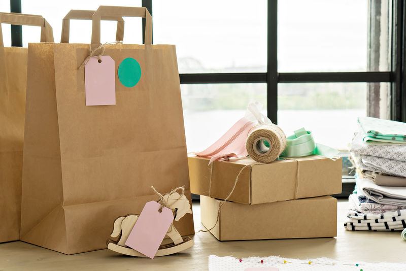 带缝纫工具的时装设计师桌