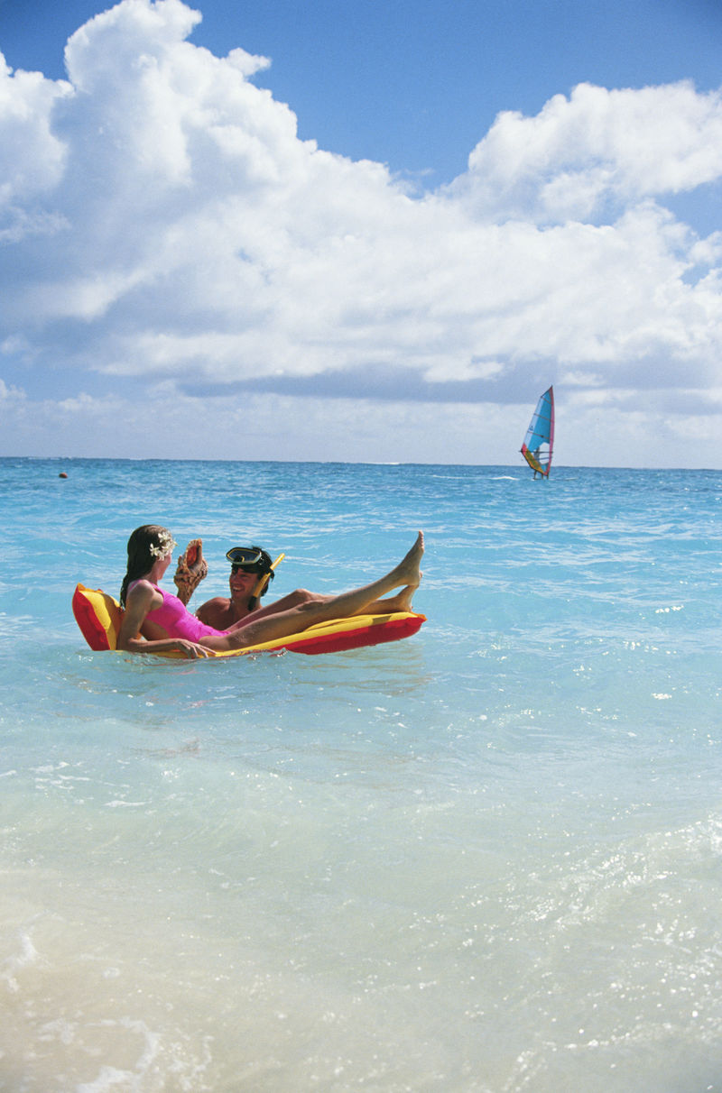 坐在冲浪板上-在阳光明媚的日子里放松