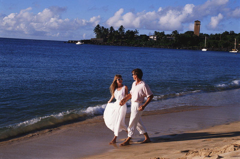 沿着海滨散步的快乐夫妻