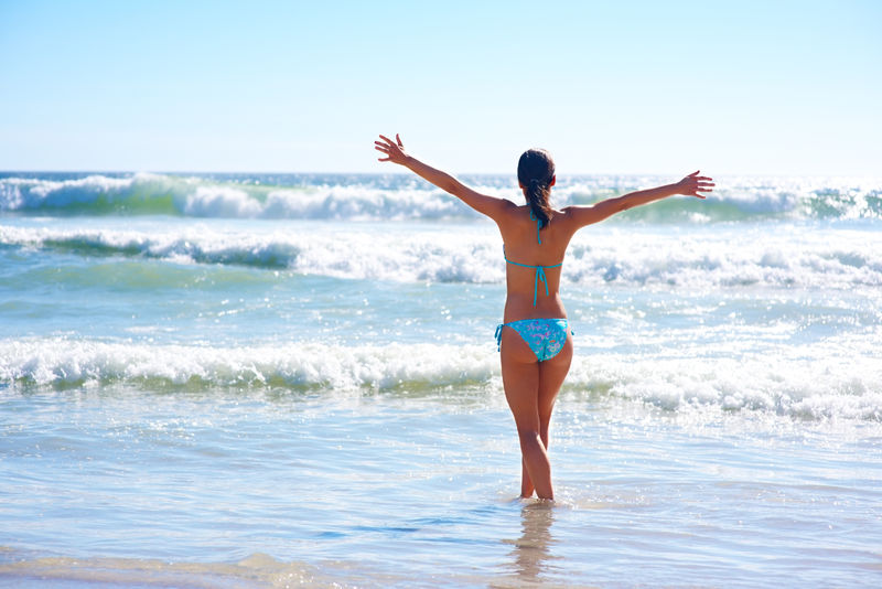 风浪中的暗礁上美丽的女人