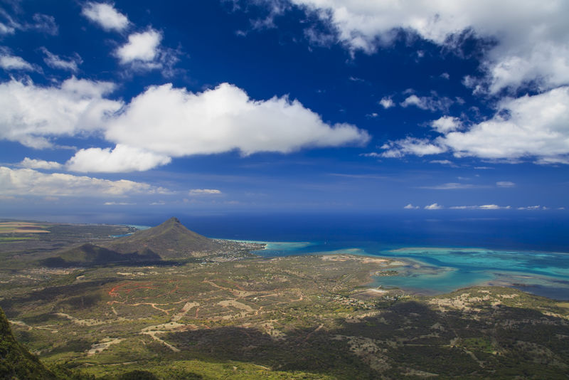 碧水蓝天的热带岛屿
