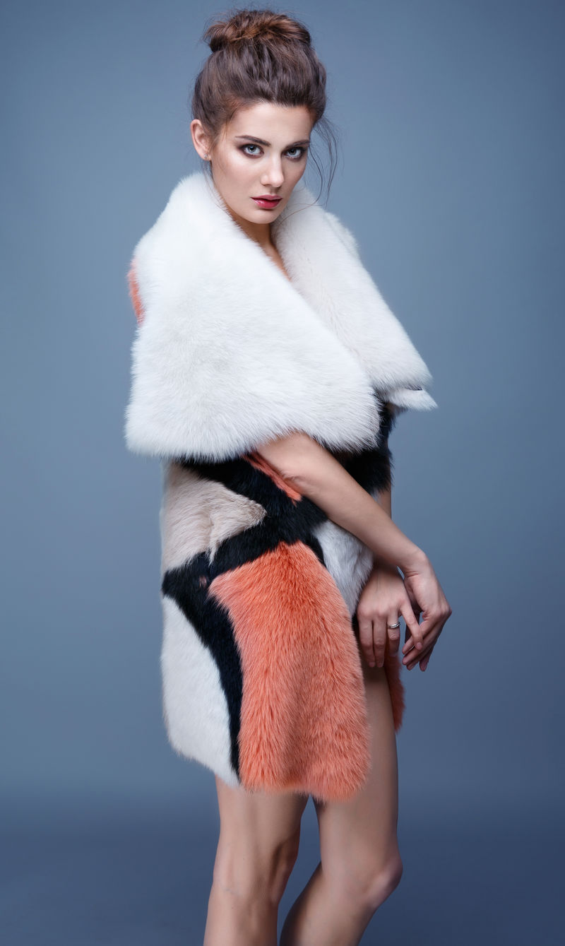 穿着貂皮大衣的时尚模特美丽奢华的冬季女性