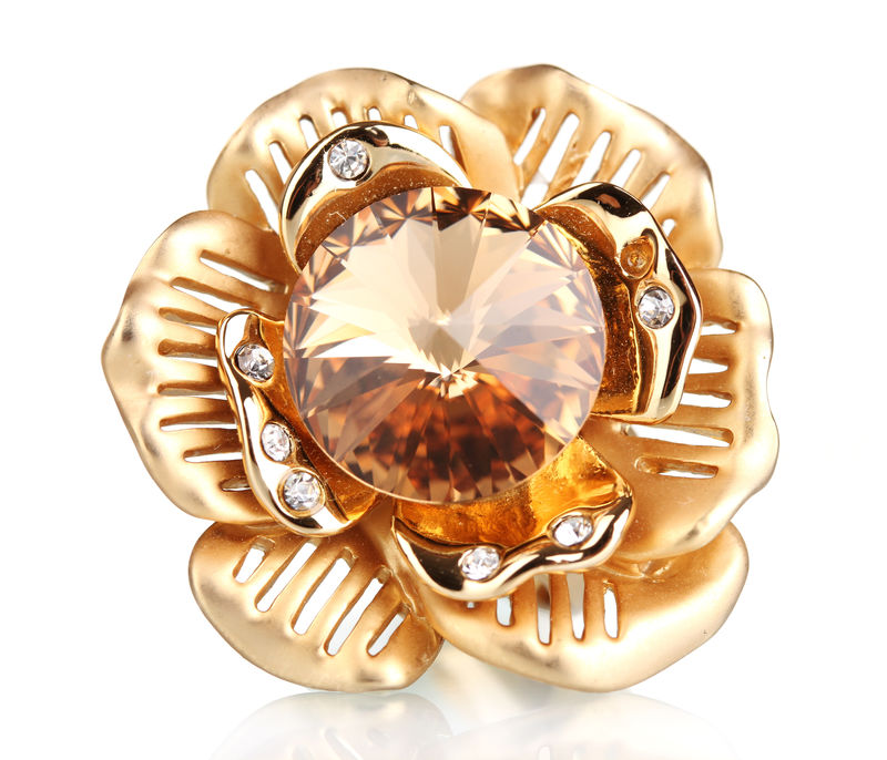 美丽的金戒指宝石与白色隔离