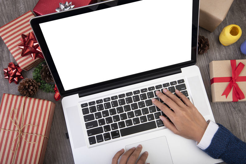 办公桌上用电脑白屏实物模型-概念办公室圣诞节和新年快乐