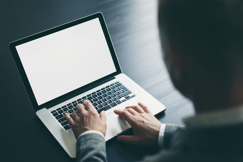 使用笔记本电脑的人-屏幕模型