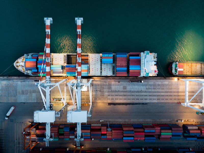 夜间国际货场港口货柜船鸟瞰图