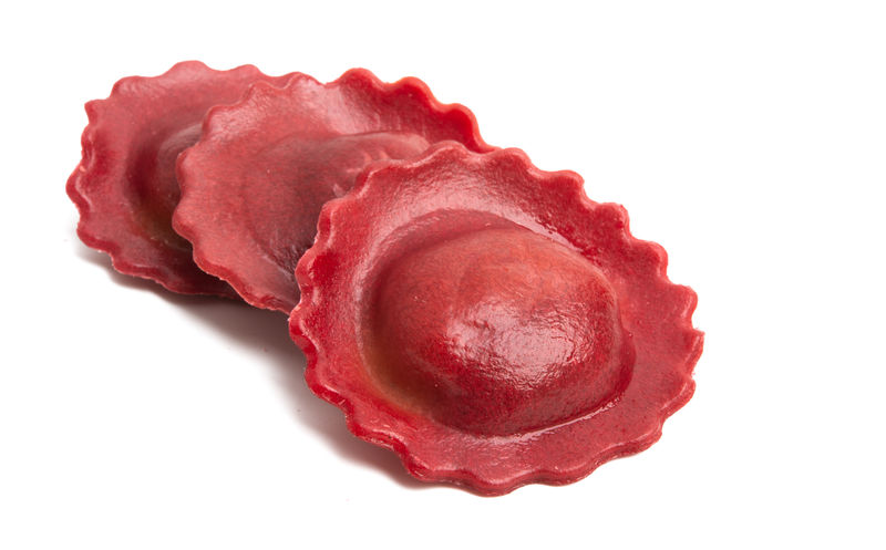 隔离的红色水饺