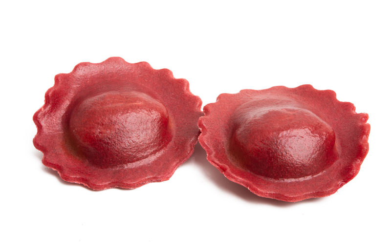 隔离的红色水饺