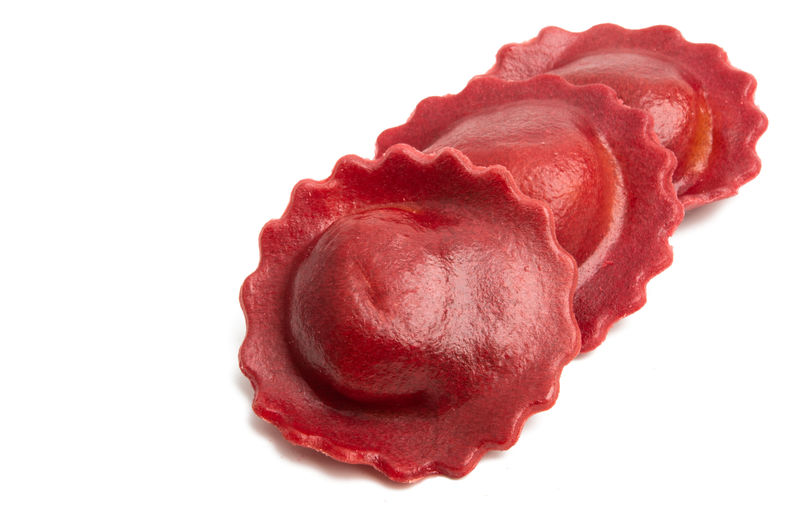 隔离的红色水饺