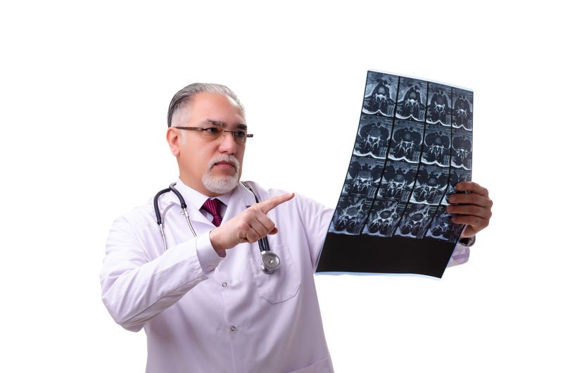 白衣隔离的老男医生