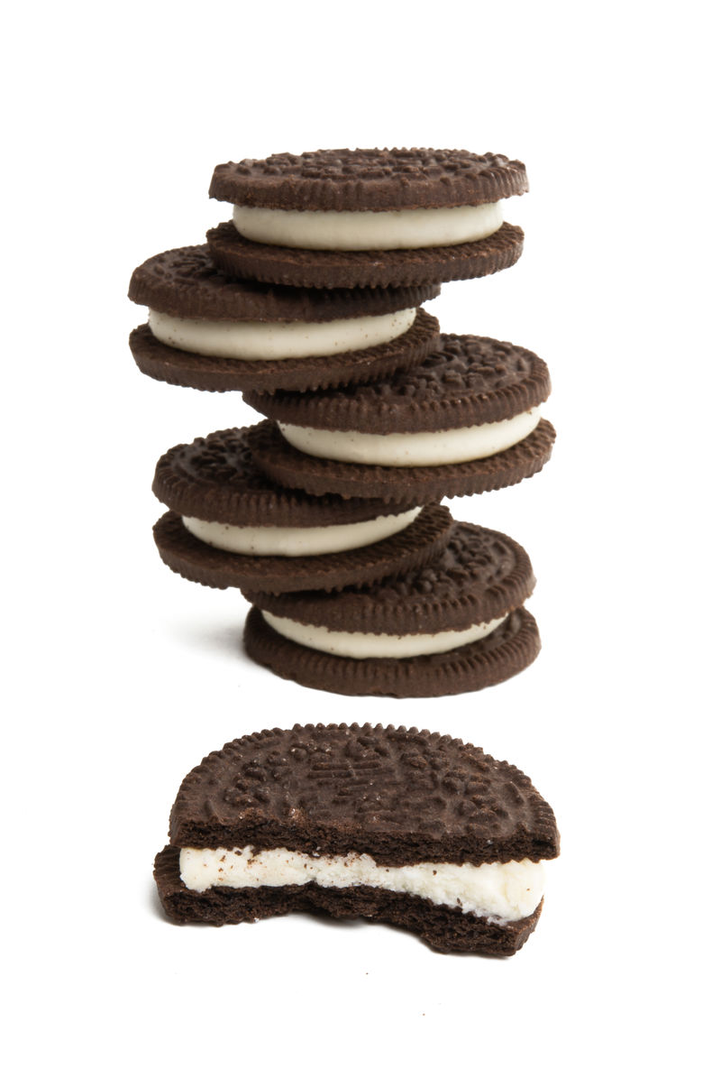 双层饼干含隔离的牛奶填充物