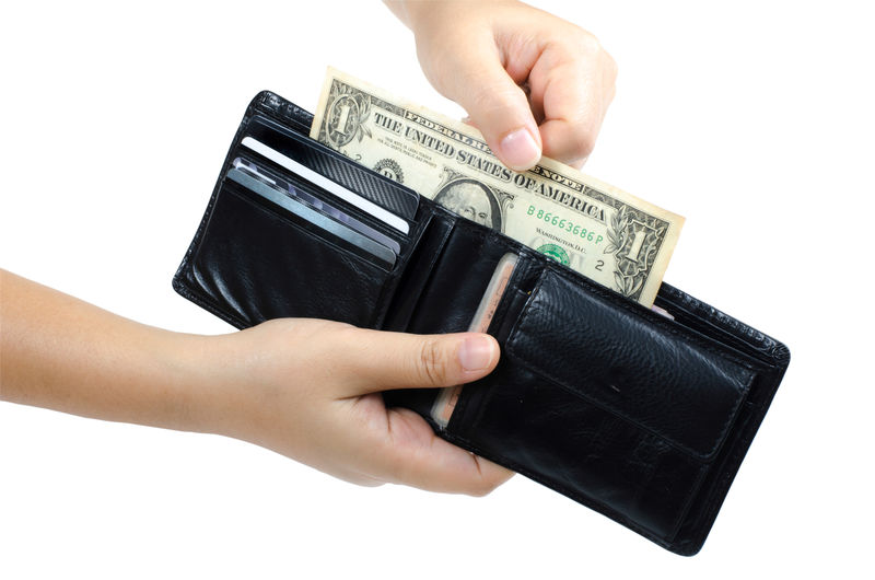 女士手拿钱包-里面有一美元