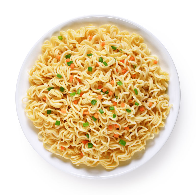 一盘白底方便面