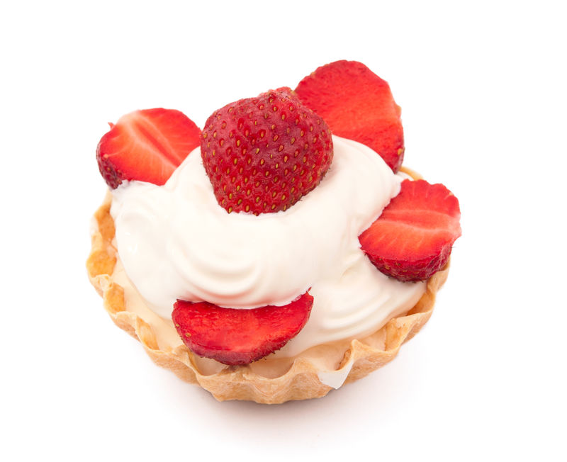 草莓和奶油放在篮子里