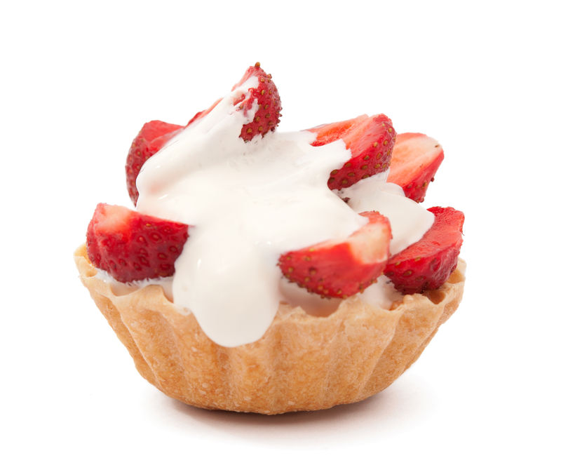 草莓和奶油放在篮子里