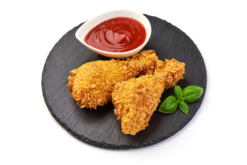 裹面包的脆炸鸡腿配番茄酱白底隔离