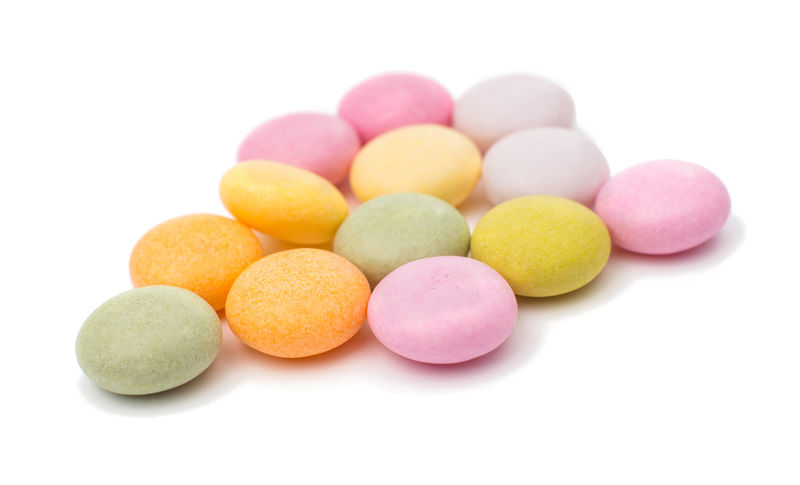 彩色Dragee特写孤立的