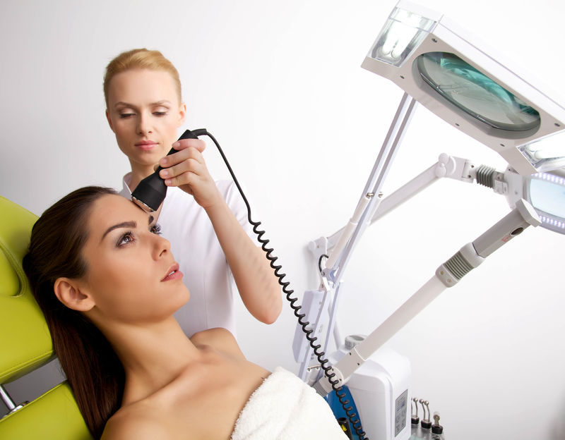 接受激光治疗的年轻黑发女子-SPA工作室拍摄