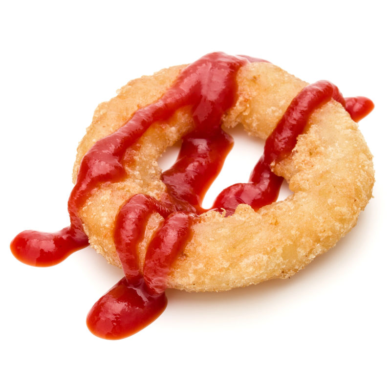 香脆的油炸洋葱或白底番茄酱葫芦圈