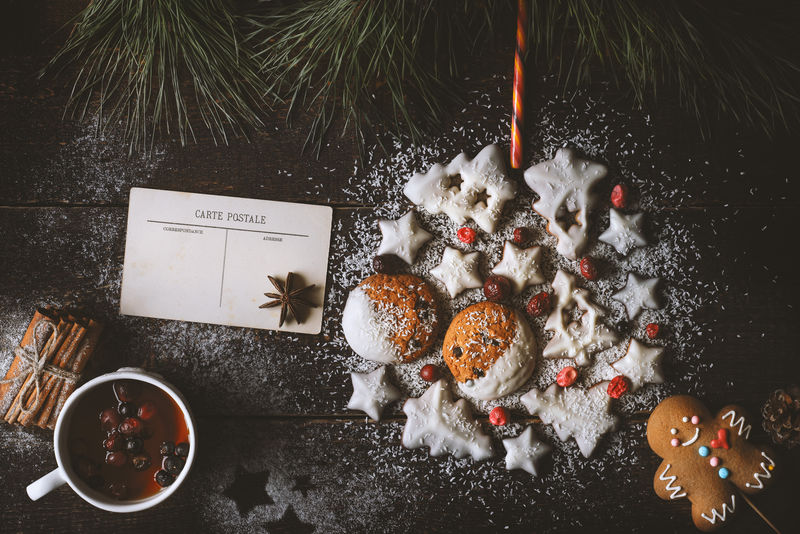 木制背景上的曲奇制作的圣诞球具有不同的装饰品俯视图