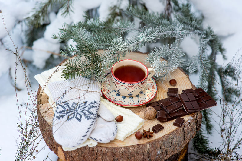 木头上的热茶和巧克力