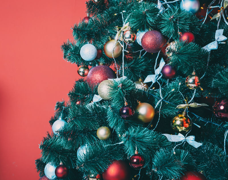 宜人的新年红屋子装饰着圣诞树明信片的想法软焦点浅度