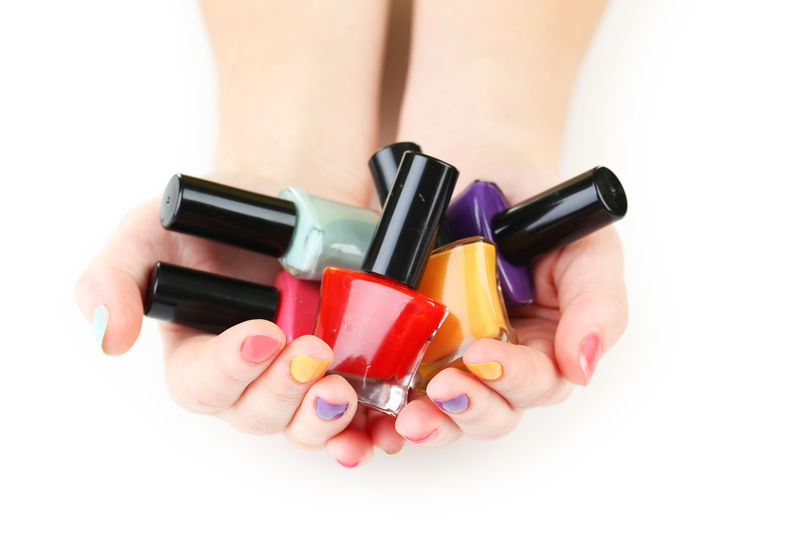 彩色指甲油瓶在女人手里