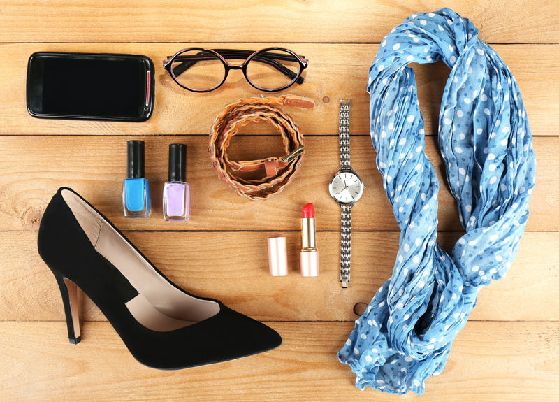 木质背景下的时尚女性对象