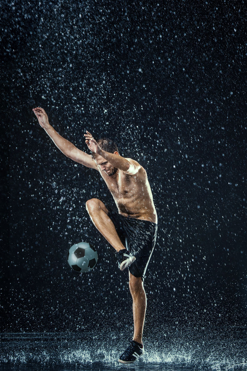 足球运动员周围的水滴