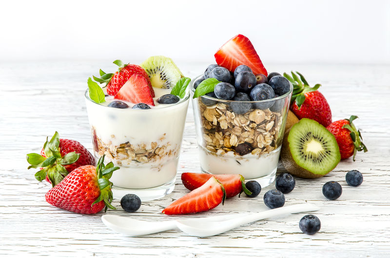 麦片玻璃健康的早餐新鲜的浆果和酸奶