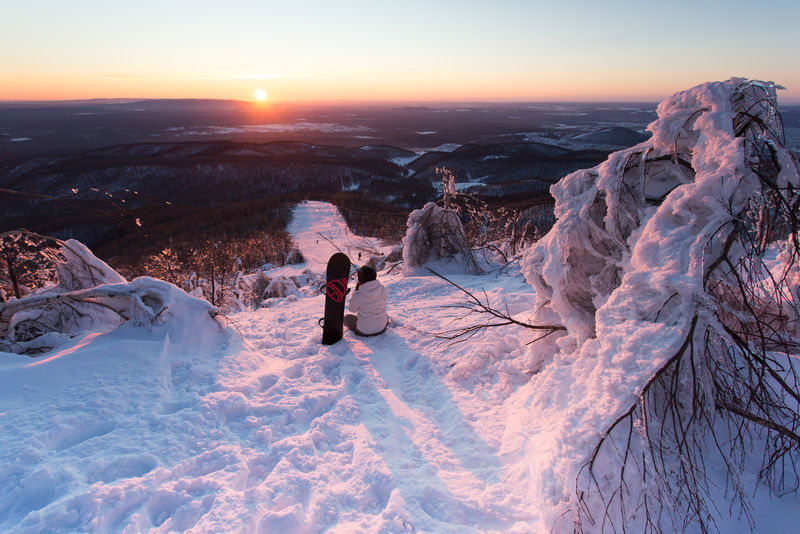 日落时分在山上滑雪