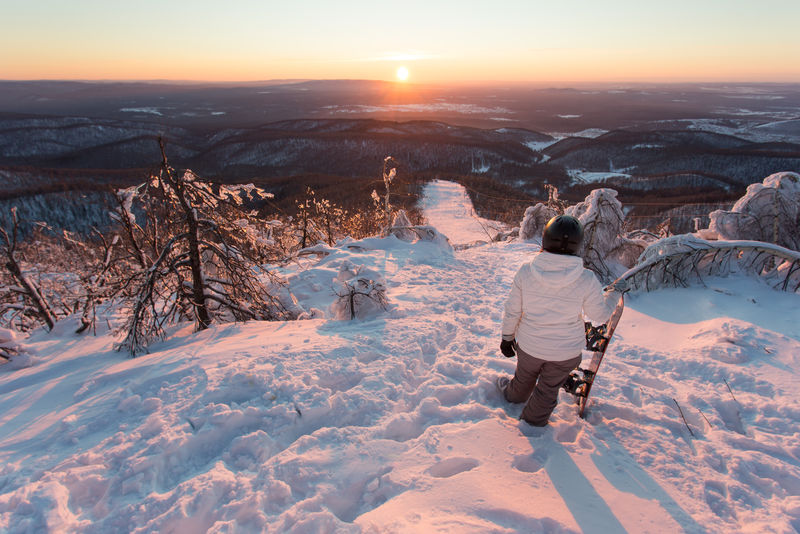 日落时分在山上滑雪