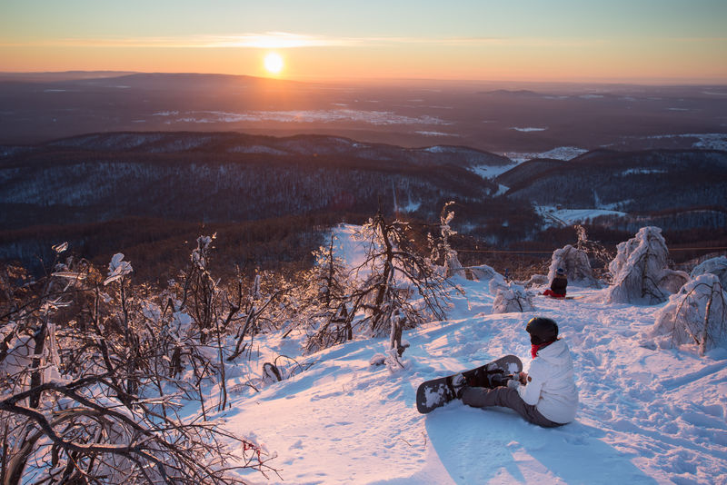 日落时分在山上滑雪