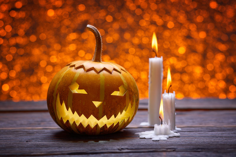 南瓜万圣节和燃烧蜡烛