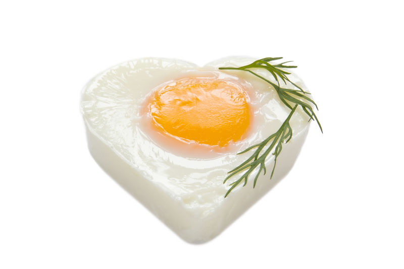 白底莳萝煮心形蛋