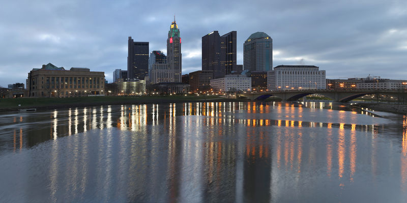 俄亥俄的Sooto河和市中心哥伦布在黎明时的全景