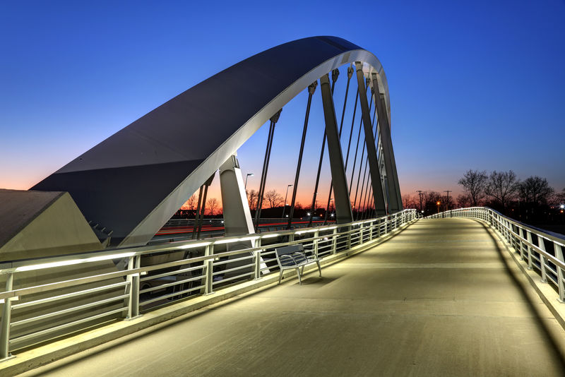 俄亥俄州哥伦布市的主街桥黄昏时分天空充满活力