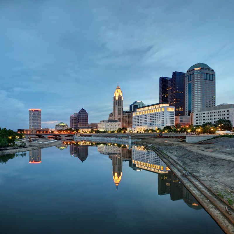 黄昏时的Sooto河和哥伦布俄亥俄天际线