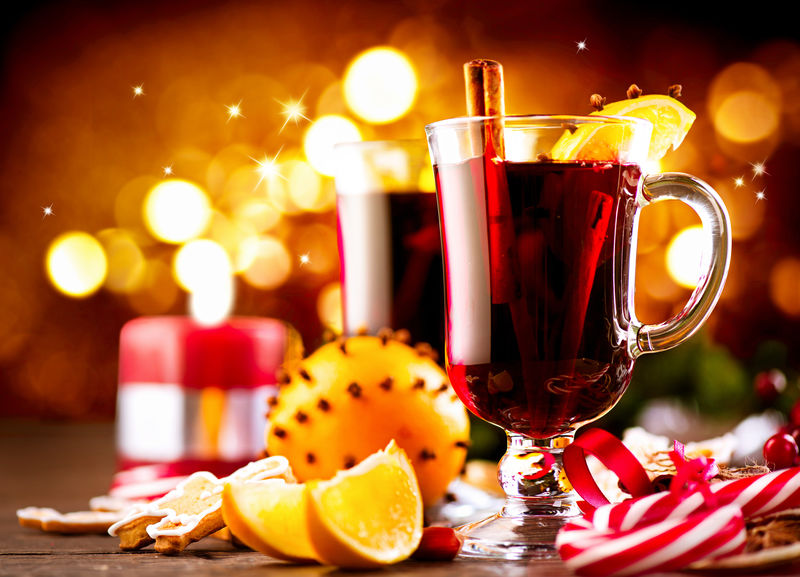 传统的圣诞节热葡萄酒节日装饰圣诞桌