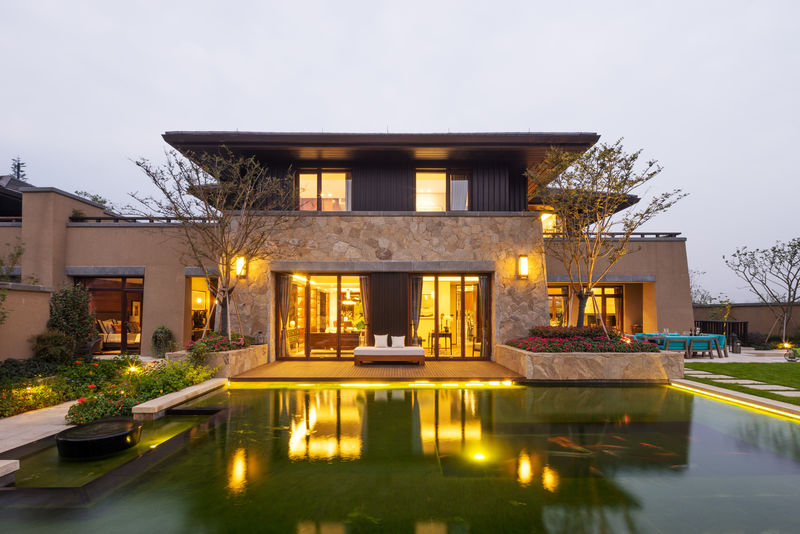 黄昏池塘附近现代建筑的立面