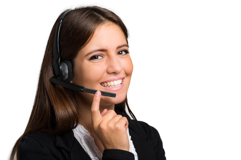 带耳机和微笑的女性客户支持操作员