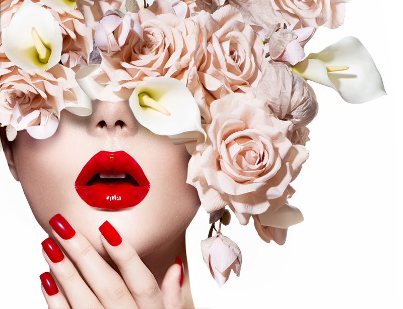 时尚女模脸上有玫瑰红色性感的嘴唇和指甲