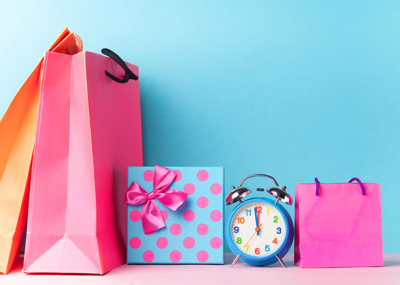 带购物袋的闹钟和礼品盒