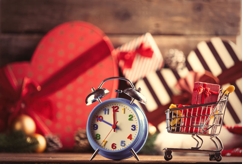 带礼物和闹钟的推车