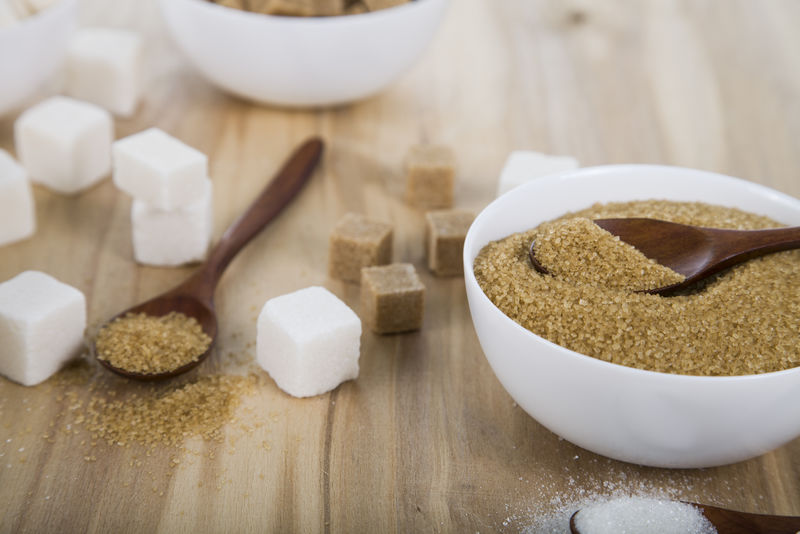 白碗里的甘蔗和白糖