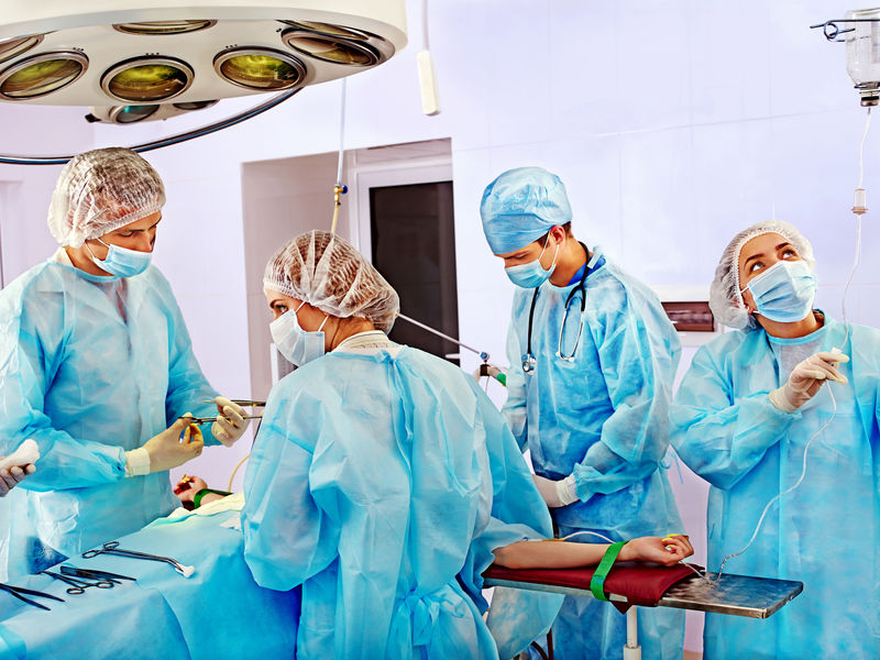 外科医生在手术室工作