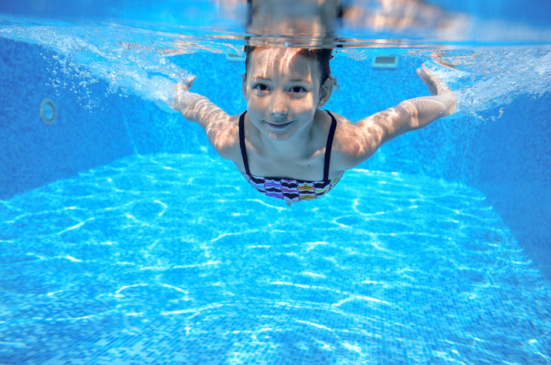 孩子在水下游泳女孩游泳玩得开心