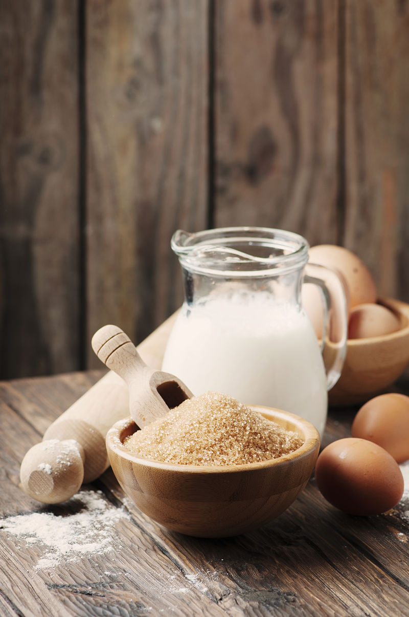 在古董桌上烘焙的原料